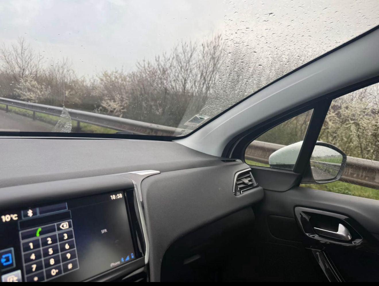 PEUGEOT 208 - photo 4