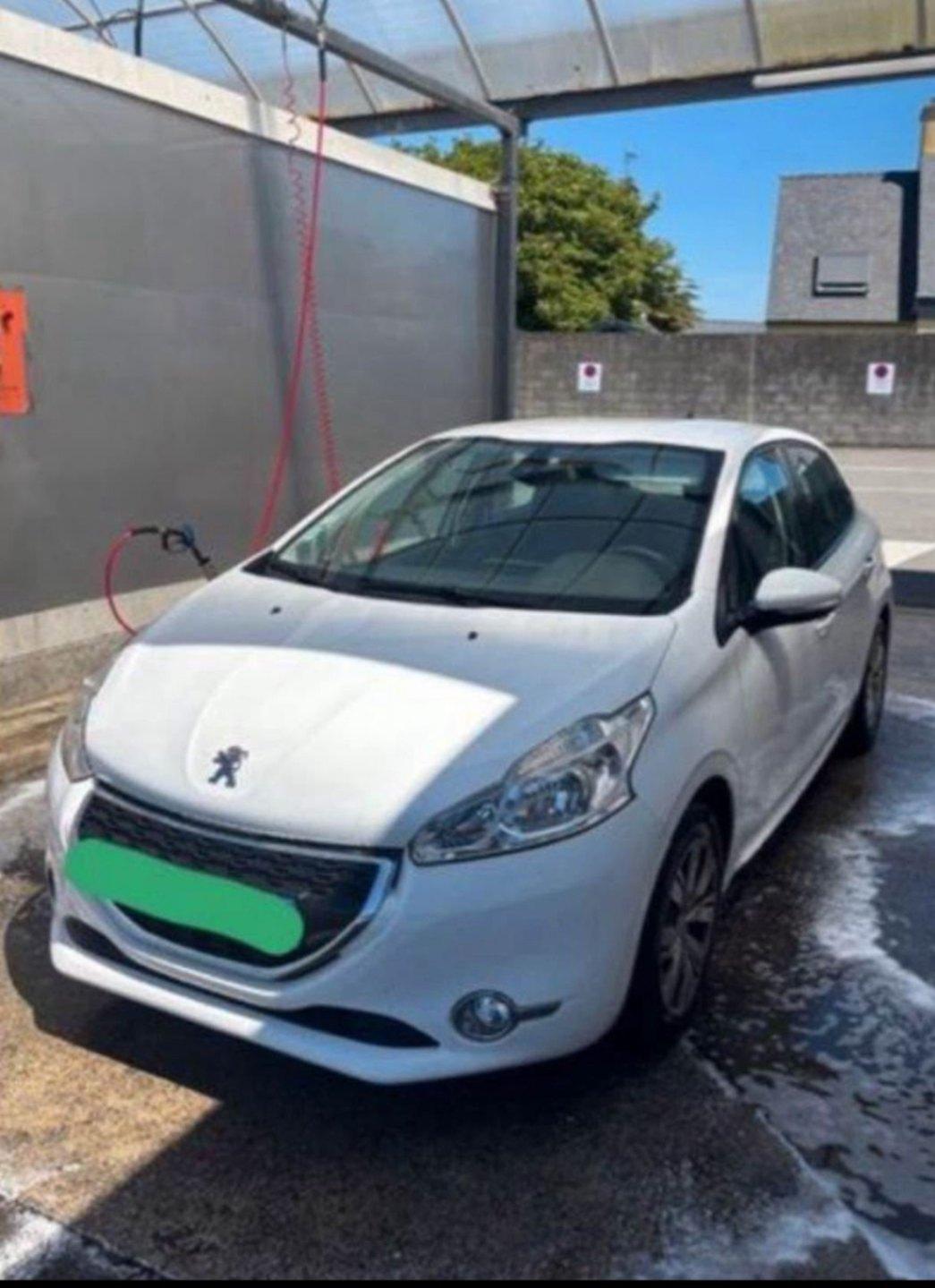 PEUGEOT 208 - photo 2