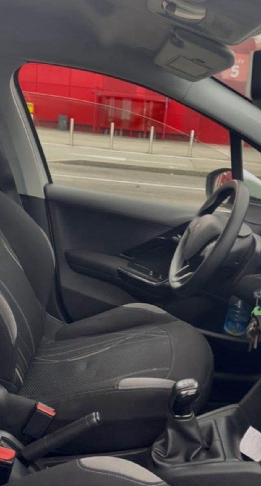 PEUGEOT 208 - photo 5